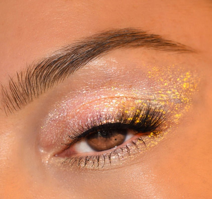 Glamour Us_Moira_Makeup_Space Chameleon Multichrome Shadow_Estella_SCS001