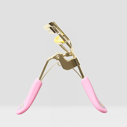 Glamour Us_Beauty Creations_Lashes_Beauty Creations x Coraline "One Eye Open" Eyelash Curler__BCCR-LC The best affordable Latina and Mexican makeup, beauty and cosmetics supply store in Chula Vista, San Diego